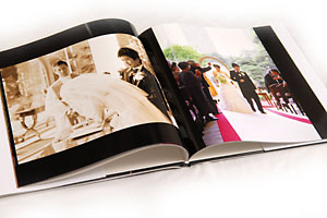 結婚式のスナップ写真用デジタル写真集の説明。開いた状態