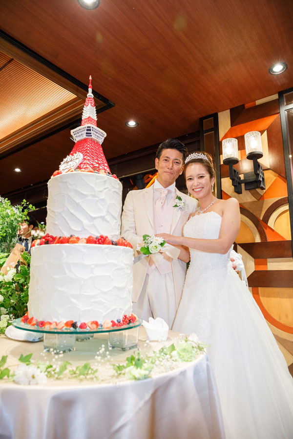 結婚式でケーキ入刀のスナップ写真